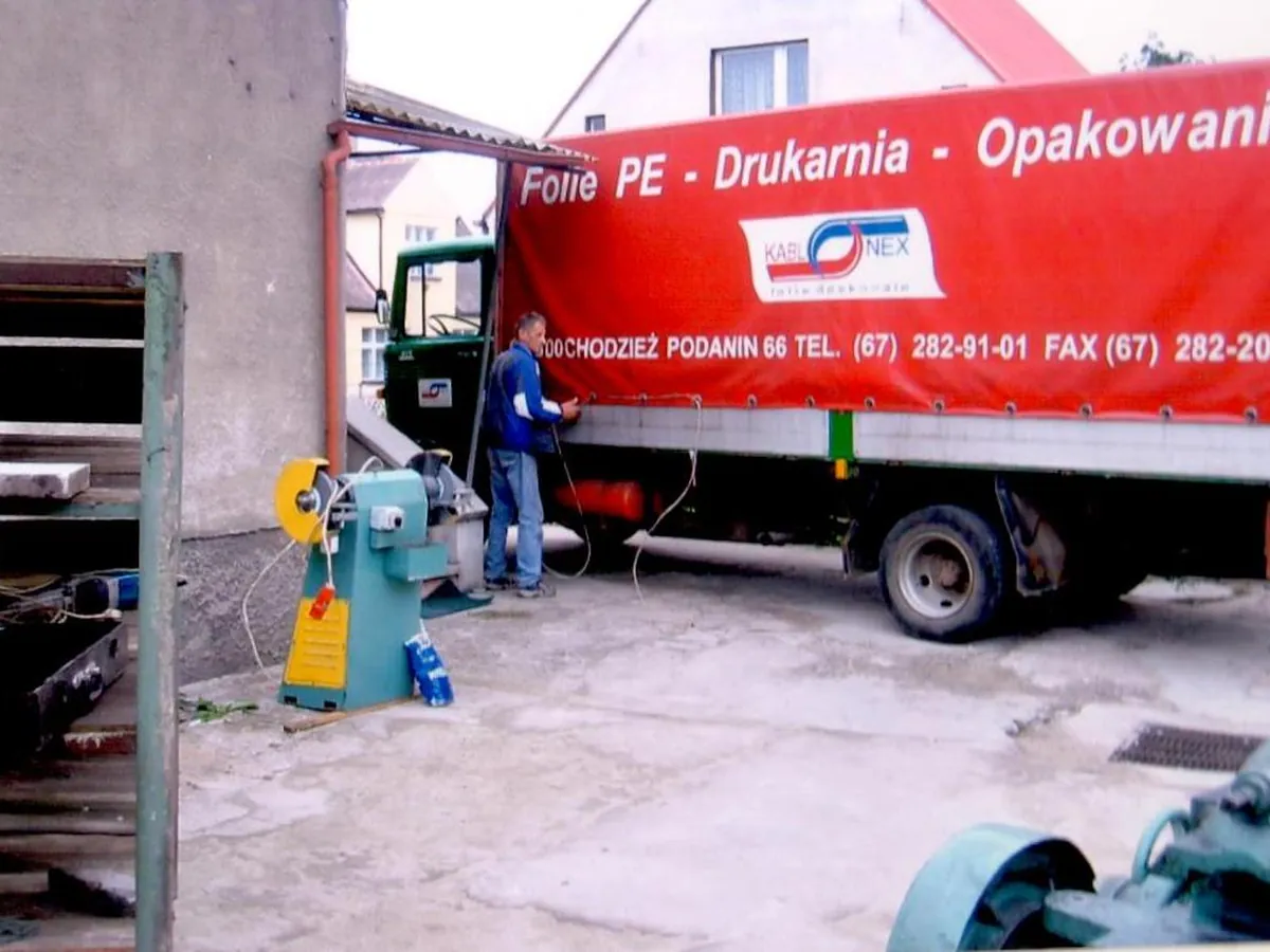 Rok 1988: warsztat Kablonex przy ul. Asnyka w Chodzieży i pierwsza ciężarówka z reklamą firmy