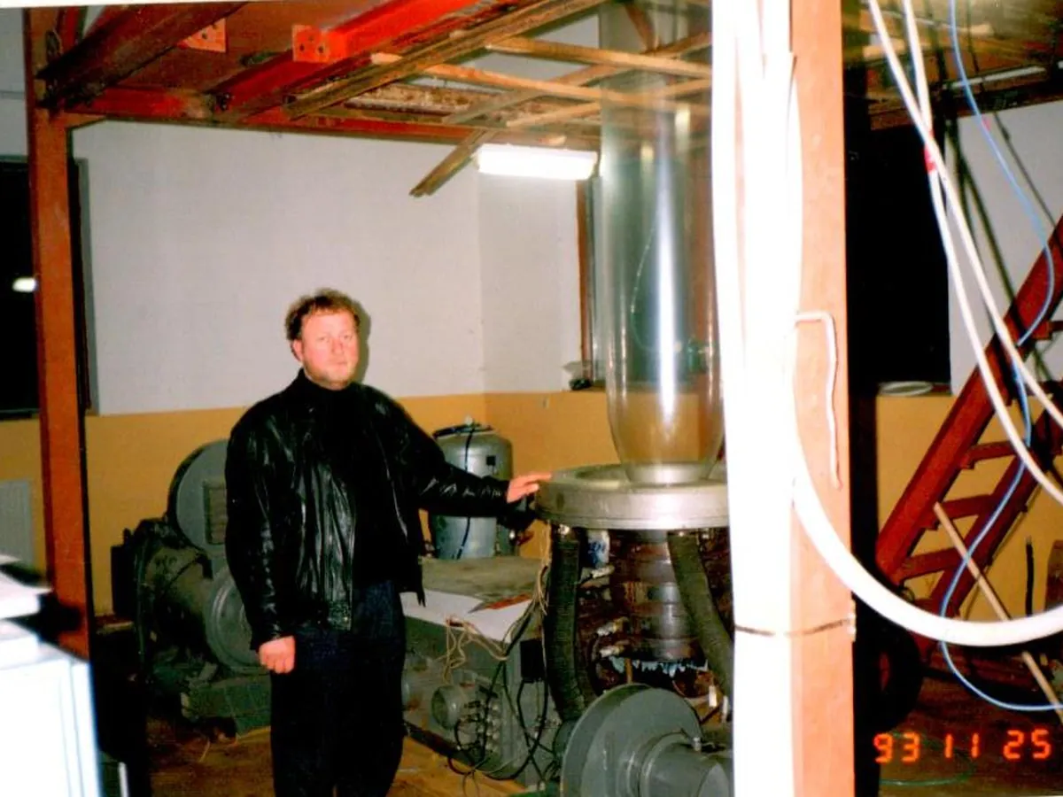25 listopada 1993: Eugeniusz Nawrocki przy pierwszej maszynie do produkcji folii