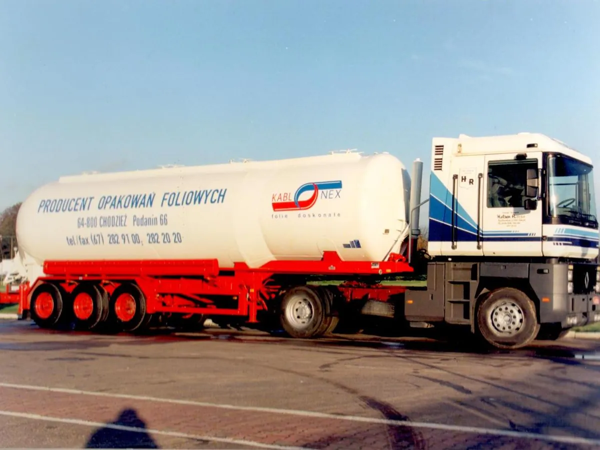 Rok 2000: pierwsza cysterna Kablonex do przewozu granulatu z napisem Producent opakowań foliowych