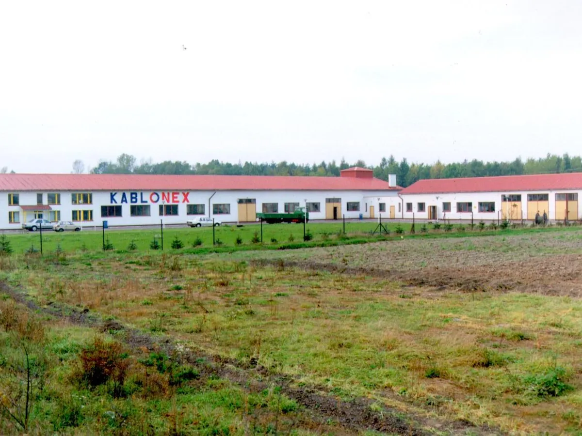 Rok 2000: budynki zakładu Kablonex w Podaninie z napisem KABLONEX na elewacji