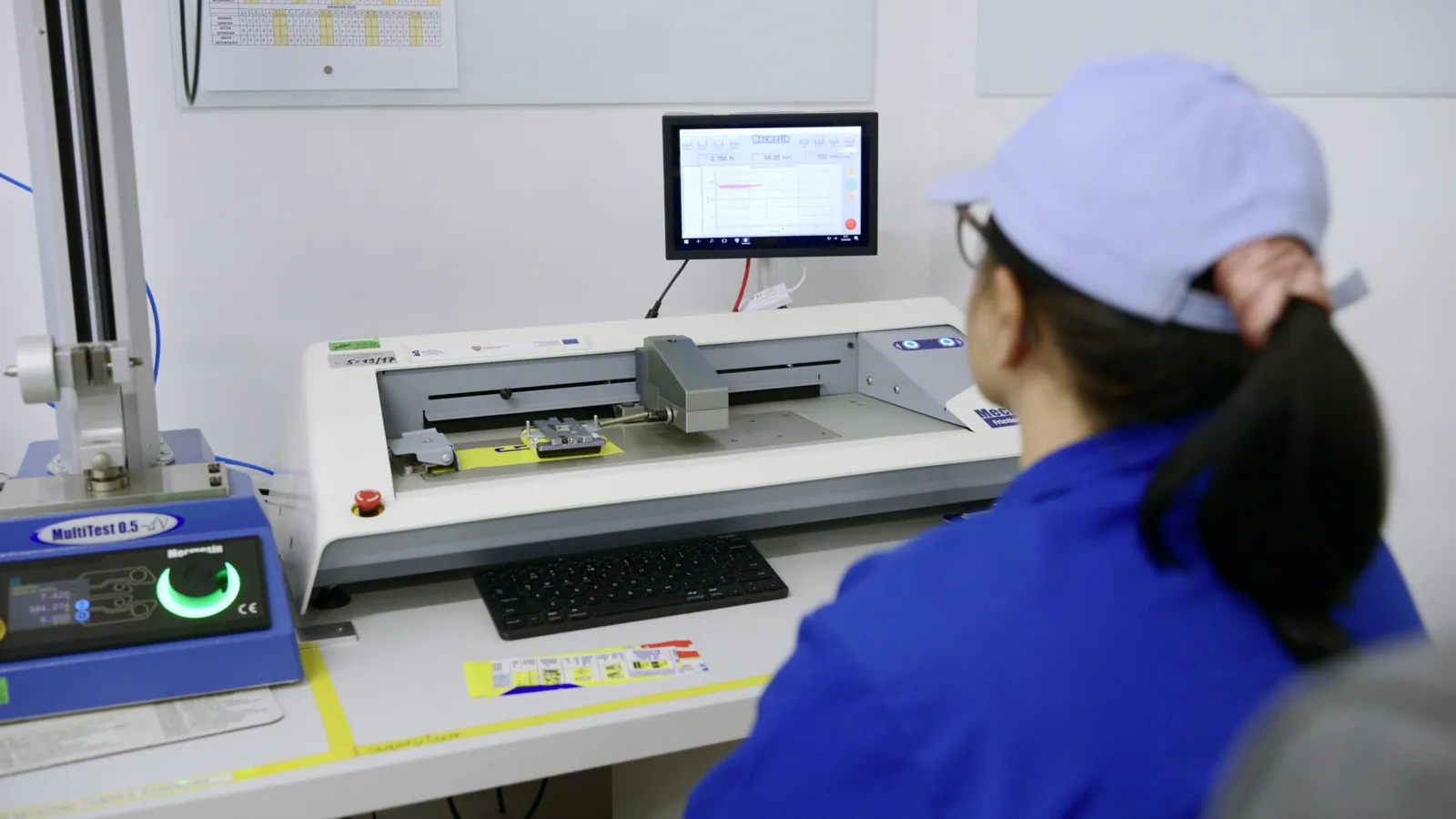 Technolog w laboratorium kontroli jakości Kablonex przy urządzeniu do badania folii