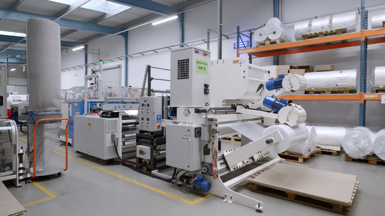 Rollenschneider und fertige Folienrollen bei Kablonex