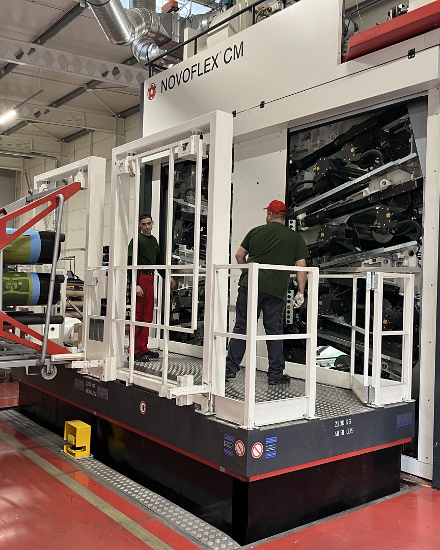 Operator przy maszynie flexo Novoflex
